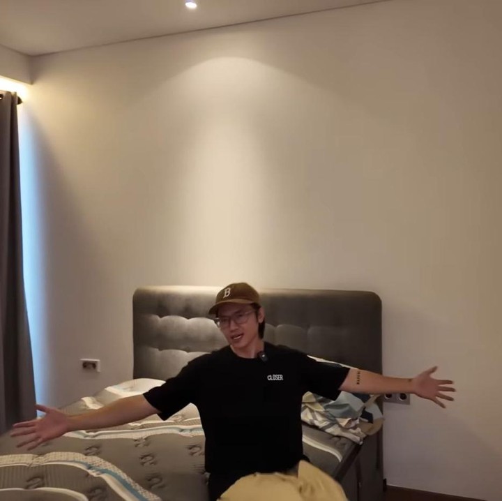 <p>Menginjak ke lantai tiga, terdapat kamar utama Rafael yang sudah dilengkapi dengan tempat tidur. Di dalam kamar tersebut juga ada kamar mandinya, lho. (Foto: YouTube Rafael Tan)</p>