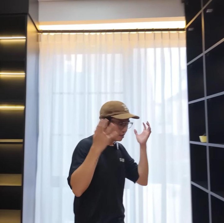<p>Kemudian, Rafael juga mengajak menelusuri ke lantai dua rumahnya. Di lantai tersebut diketahui ada tiga kamar yang akan digunakan sebagai wardrobe, kamar tamu, dan ruangan untuknya membuat konten. (Foto: YouTube Rafael Tan)</p>