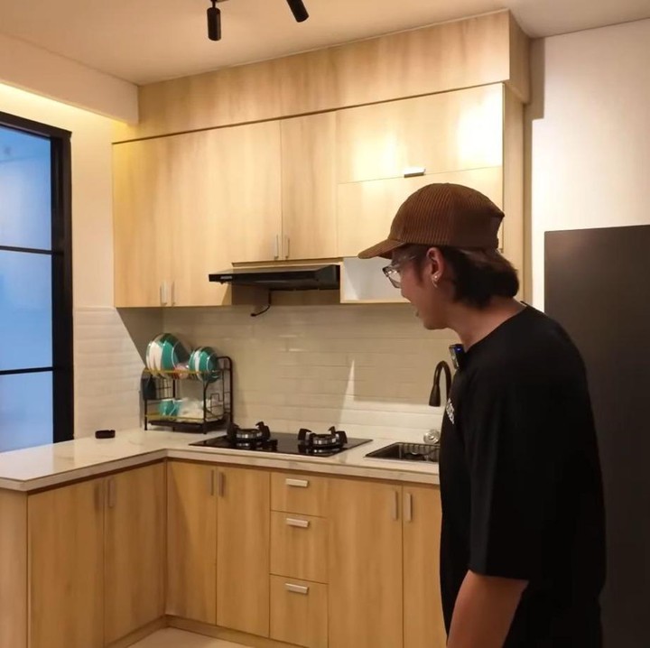 <p>Selain ruang tamu, di area tersebut juga ada dapur minimalis dan meja makan. Akan tetapi, pria asli Garut ini mengatakan akan merenovasi ruang makannya sebelum pindah dan menetap di rumah tersebut. (Foto: YouTube Rafael Tan)</p>