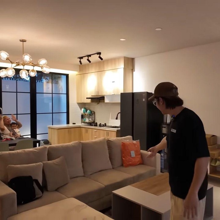<p>Pria 37 tahun ini diketahui membeli rumah <em>second</em> dengan tiga lantai. Meski itu adalah rumah lama, setiap sudut dan interior rumahnya masih terlihat bagus, Bunda. Di lantai satu, terdapat area ruang tamu yang sudah dilengkapi dengan sofa berwarna abu-abu. (Foto: YouTube Rafael Tan)</p>