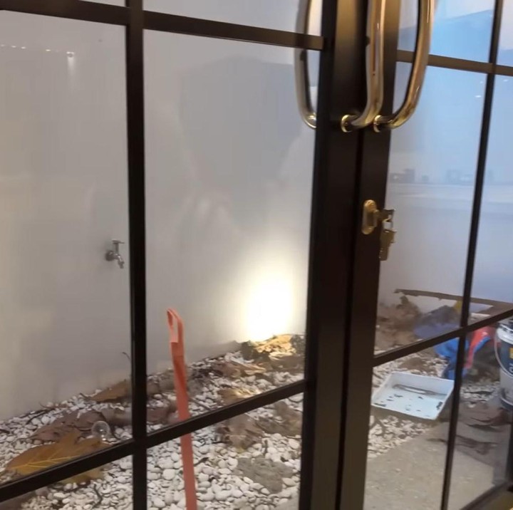 <p>Tepat di samping dapur dan ruang makan, rumah baru Rafael ini juga menyediakan lahan kecil yang bisa digunakan sebagai taman, Bunda. (Foto: YouTube Rafael Tan)</p>