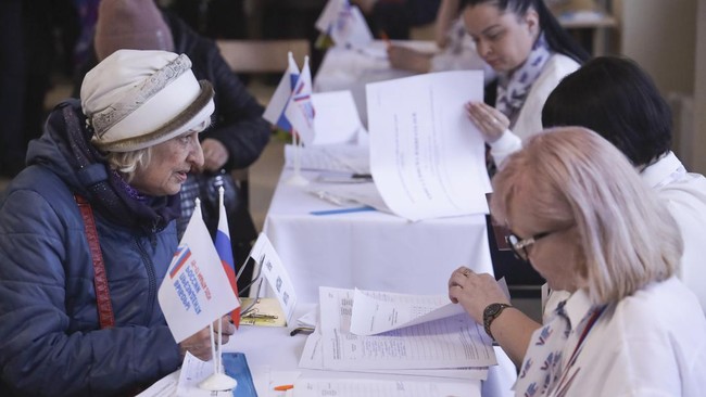 Kritikus Kremlin menyerukan protes besar-besaran di tempat pemungutan suara (TPS) Rusia pada Minggu atau hari terakhir pemilihan presiden Rusia.