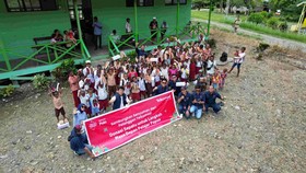 Telkomsel Salurkan Ratusan Sepatu Hasil Donasi Poin ke Papua