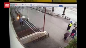 VIDEO: Detik-detik TPS Rusia Dilempar Bom Molotov di Hari Pemilu