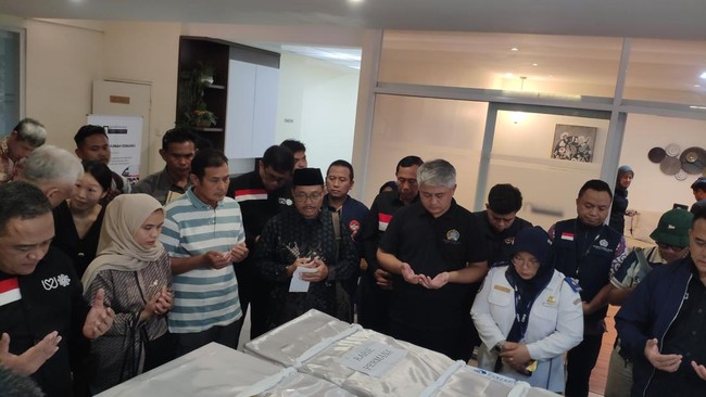 Tiga jenazah ABK warga negara Indonesia (WNI) yang meninggal dunia dalam kecelakaan kapal nelayan di Korea Selatan tiba di Tanah Air, Sabtu (16/3).