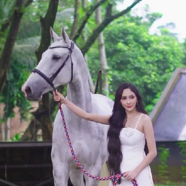 Guntur Triyoga Beri Kado Spesial Berupa Kuda dari Belanda Untuk Apris Devita