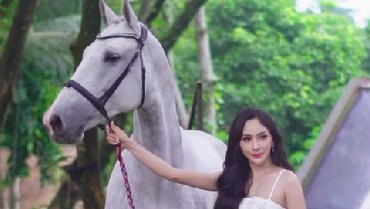 img-title Guntur Triyoga Beri Kado Spesial Berupa Kuda dari Belanda Untuk Apris Devita