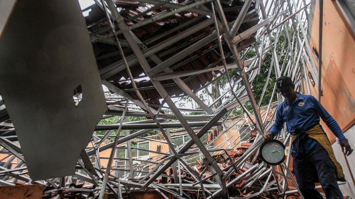 Atap Gedung SMKN 1 Cileungsi Bogor Roboh, Puluhan Siswa Luka