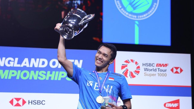 Jonatan Christie berhasil menjadi juara All England 2024 usai mengalahkan Anthony Sinisuka Ginting dalam laga All Indonesian Final, Minggu (17/3) malam WIB.