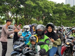 Lulusan Akpol 2023 Polda Jatim Bagi-bagi Takjil