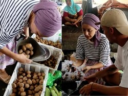 Begini Pengalaman Bule  Belanja Persiapan Puasa di Pasar Lombok