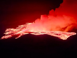 Penampakan Gunung Berapi Meletus di Islandia