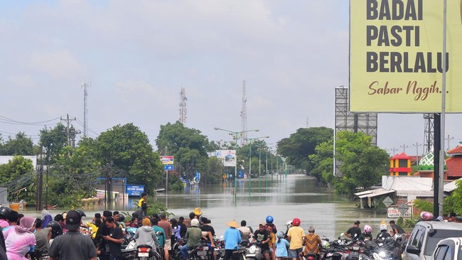 Sebanyak 442 warga mengungsi akibat banjir yang merendam Kabupaten Jepara, Jawa Tengah.