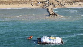 FOTO: Kapal Pertama Pembawa Bantuan Tiba di Pantai Gaza