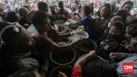 FOTO: Antrean Mengular Demi Kolak Viral Bu Gendut Mangga Besar