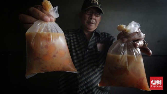 FOTO: Antrean Mengular Demi Kolak Viral Bu Gendut Mangga Besar