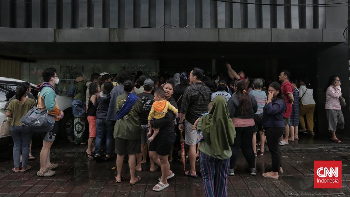 FOTO: Antrean Mengular Demi Kolak Viral Bu Gendut Mangga Besar