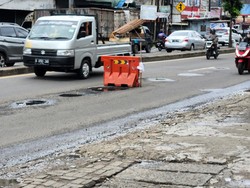 Warga Minta Lubang di Jl Juanda Tangsel yang Bikin Pemotor Jatuh Diperbaiki