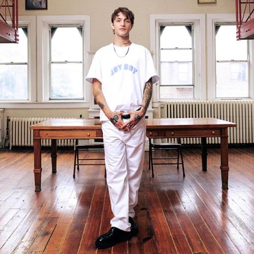 Masih Anut Islam, Anwar Hadid Pergi Umrah Saat Ramadan