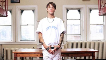 Masih Anut Islam, Anwar Hadid Pergi Umrah Saat Ramadan