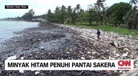 VIEO: Minyak Hitam Penuhi Pantai Sakera
