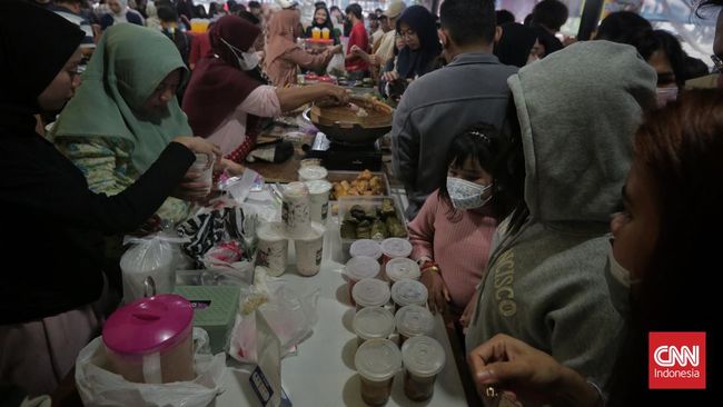 Berburu takjil menjelang waktu berbuka puasa ketika bulan Ramadan menjadi salah satu kegiatan yang seru dan bikin bersemangat.