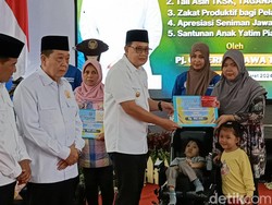 Pj Gubernur Jatim Gandeng Baznas Gelar Pasar Murah-Penyerahan Zakat