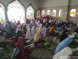 Menengok Lansia Nyantri di Pondok Sepuh Payaman Magelang