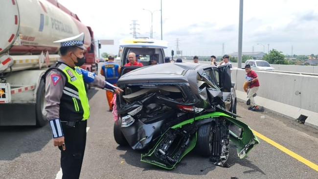 Pengendara Supercar Porsche Carrera S nopol B 333 LKA yang menabrak Nissan Grand Livina di Tol Kejapanan - Sidoarjo, diketahui masih berusia 18 tahun.