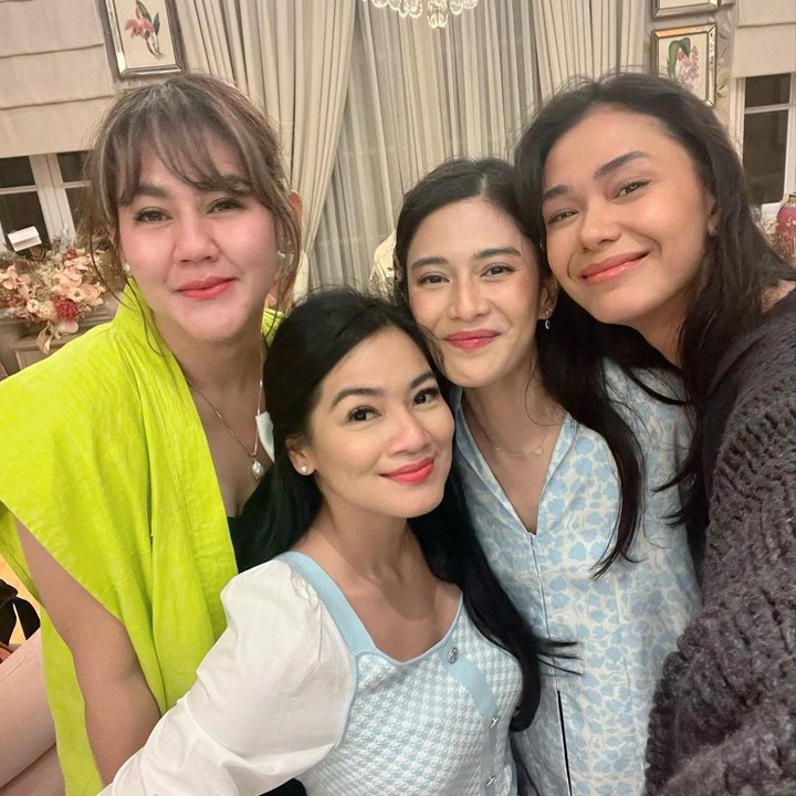 <p>Momen reuni geng AADC ini sukses bikin netizen terkenang momen film di mana keempat aktris ini masih remaja. Meski kini sudah menikah, keempatnya masih terlihat cantik dan awet muda. Setuju ya, Bunda? (Foto: Instagram: @therealdisastr)</p>