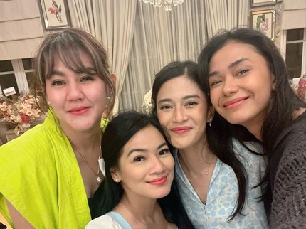 7 Potret Dian Sastro Rayakan Ultah ke-42 Tahun Bareng Pemain AADC, Kompak Banget Bun!
