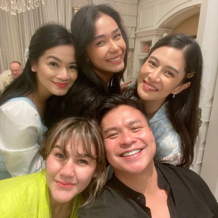 <p>Komentar positif banyak ditinggalkan netizen di kolom komentar. Salah satunya banyak yang membahas penampilan keempat pemain AADC ini yang disebut awet muda dan cantik. "Awet muda semuanya. Cantik-cantik," kata netizen dengan emotikon hati. "Awet muda dan tetap cantik," tutur yang lainnya. (Foto: Instagram: @titi_kamal)</p>