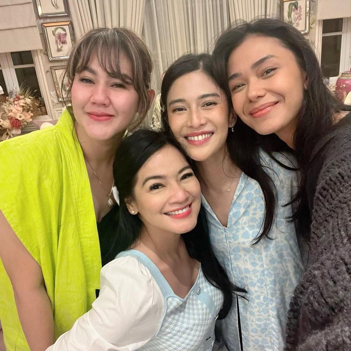 <p>Sudah 12 tahun berlalu, keempat pemain ini masih terus menjalin hubungan baik, lho. Mereka kerap menyediakan waktu untuk quality time bareng dan membagikan potret kebersamaan di laman media sosial. (Foto: Instagram: @titi_kamal)</p>