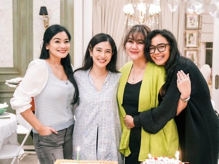 7 Potret Pemain AADC Kumpul Rayakan Ultah Dian Sastro, Titi Kamal Curi Perhatian