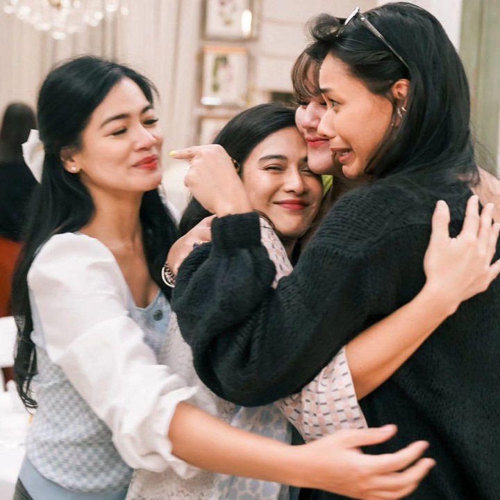 <p>Melalui unggahannya, Dian mengungkapkan rasa sayang pada ketiga sahabatnya ini. Momen penuh haru bahagia juga terlihat dari foto yang diunggahnya di media sosial. "Ya begini deh, Love you guys," tulis Dian Sastro. (Foto: Instagram: @therealdisastr)</p>