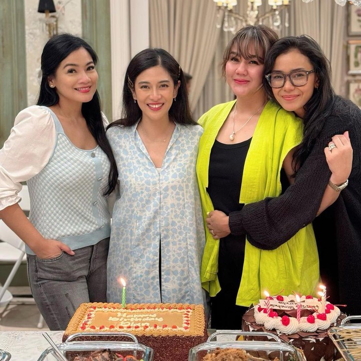 <p>Aktris Dian Sastrowardoyo atau dikenal Dian Sastro baru saja merayakan ulang tahun ke-42 pada 16 Maret. Dian merayakan hari spesialnya ini bersama para pemain film Ada Apa Dengan Cinta (AADC), seperti Titi Kamal, Adinia Wirasti, dan Sissy Prescillia Film. (Foto: Instagram: @titi_kamal)</p>