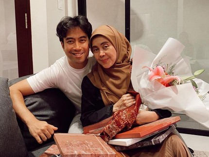 7 Potret Kedekatan Vidi Aldiano dan Sang Bunda, Sebut sebagai Sumber Hiburan