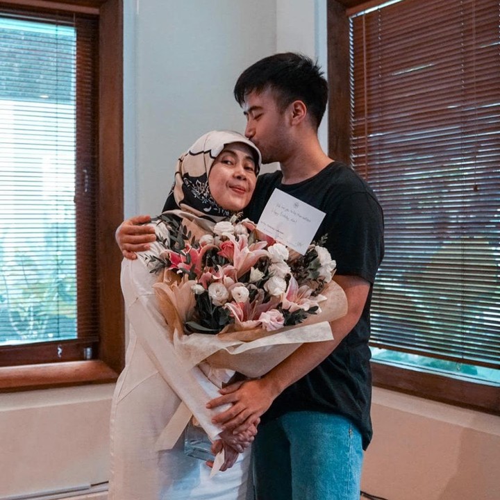 <p>Melihat dari laman Instagram-nya, Vidi merupakan sosok yang sangat dekat dengan keluarga, terutama sang Bunda. Ia kerap mengunggah momen kebersamaannya dengan wanita berdarah Minangkabau ini. (Foto: Instagram: @princessbesbarini)</p>