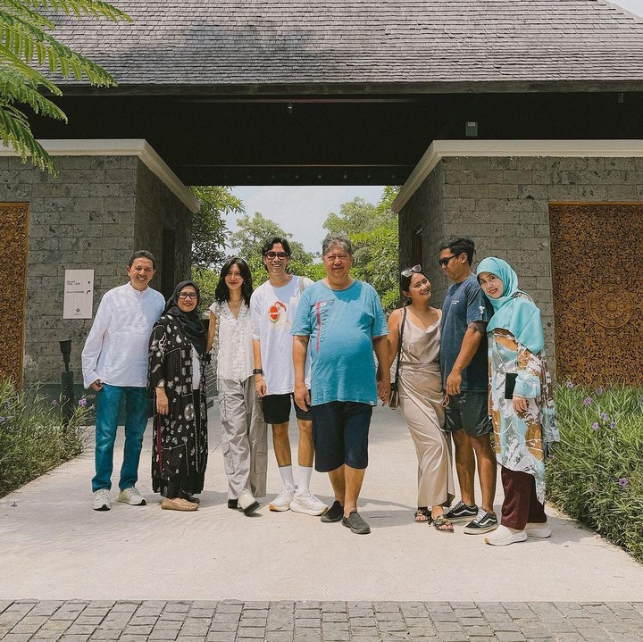 <p>Belum lama ini, Vidi Aldiano dan keluarga menyempatkan waktu untuk berlibur bersama ke Bali. Vidi pun menyebut sang Bunda merupakan salah satu sumber hiburannya. (Foto: Instagram: @vidialdiano)</p>