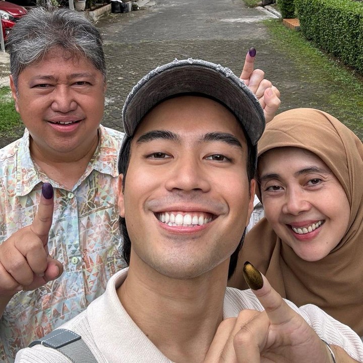 <p>Vidi Aldiano merupakan seorang penyanyi yang lahir dari pasangan Harry Aprianto Kissowo dan Besbarini. Ia merupakan sulung dari tiga bersaudara yakni Vadi Akbar dan Diva Stadivaryan. (Foto: Instagram: @vidialdiano)</p>