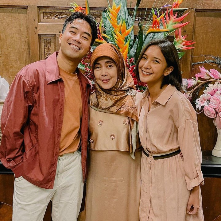 <p>Tidak hanya kepada sang anak, ternyata Ibunda Vidi turut dekat dengan sang menantu, Sheila Dara. Ketiga pun beberapa kali mengabadikan momen bersama nih, Bunda. (Foto: Instagram: @princessbesbarini)</p>