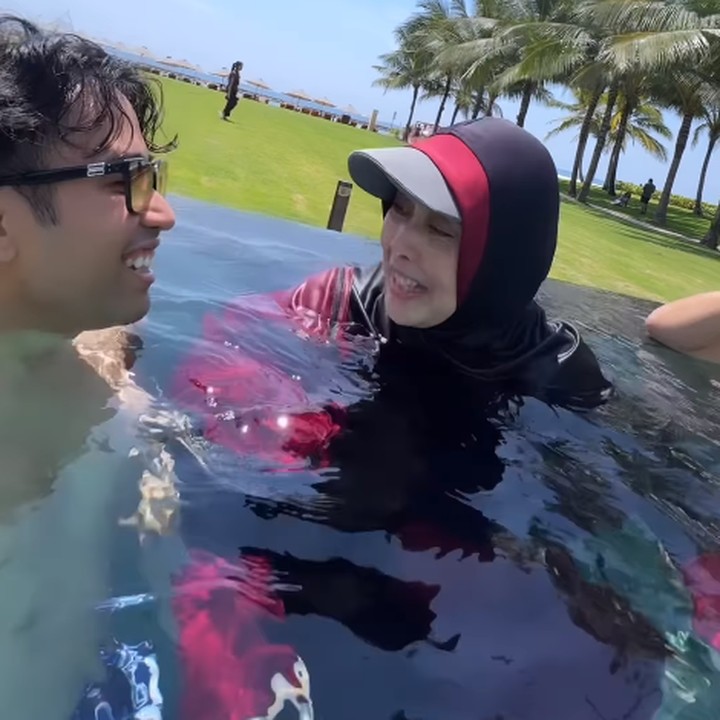 <p>"Keluargaku adalah sumber hiburanku. Ngajak Mama ke kolam renang anak-anak dan ini yang terjadi," ujarnya di salah satu video yang memperlihatkan Ibunda Vidi takut untuk masuk ke kolam renang. (Foto: Instagram: @vidialdiano)</p>