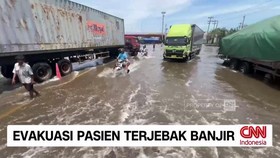 VIDEO: Prajurit TNI Evakuasi Pasien Terjebak Banjir