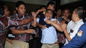 FOTO: Saksi Pemilu 2024 Protes KPU Malut hingga Banjir Kepung Jateng