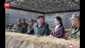 VIDEO: Kim Jong Un Ajak Putrinya Pantau Latihan Militer Korut