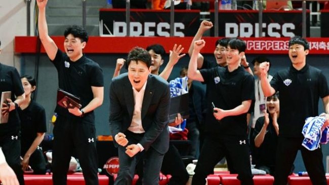 Pelatih Hillstate Kang Sung Hyung mengungkapkan perasaannya setelah berhasil bawa timnya lolos ke final Liga Voli Korea dan hindari playoff lawan Megawati Cs.