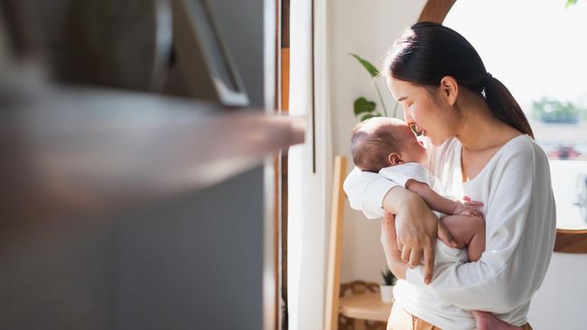 Sampai Usia Berapa Bayi Perlu Dijemur? Ini Kata Pakar