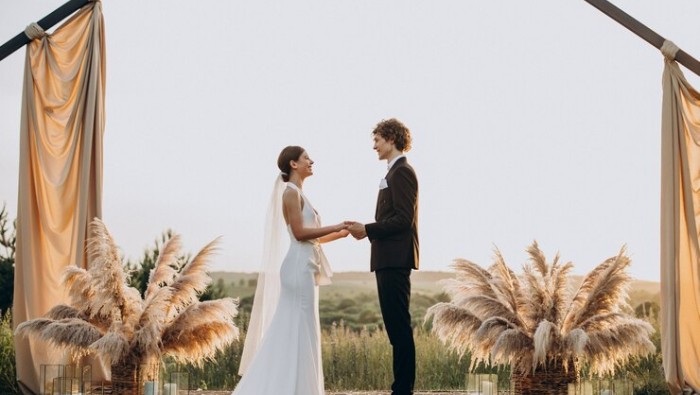 7 Tradisi Pernikahan Unik di Dunia, Ada yang Pecahkan Piring