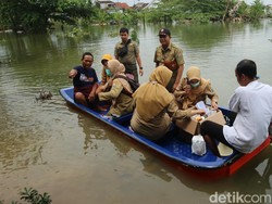 Potret Nakes di Kudus Keliling Terobos Banjir demi Bantu Pengungsi