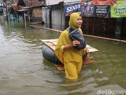 Cerita Warga Kudus Bertahan di Rumah Meski Kebanjiran Hampir Sepekan